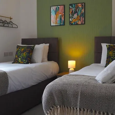 Emerald House - Tv In Every Bedroom! Neath Exterior photo